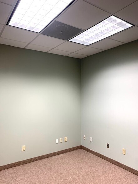 More Photos Of 1008 Hutton Ln, High Point Office For Lease