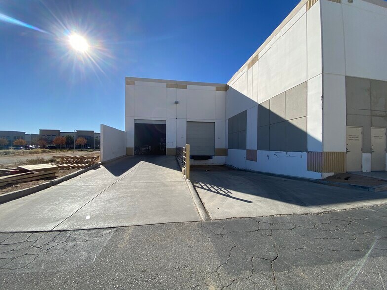 More Photos Of 38940 Trade Center Dr, Palmdale Warehouse For Lease