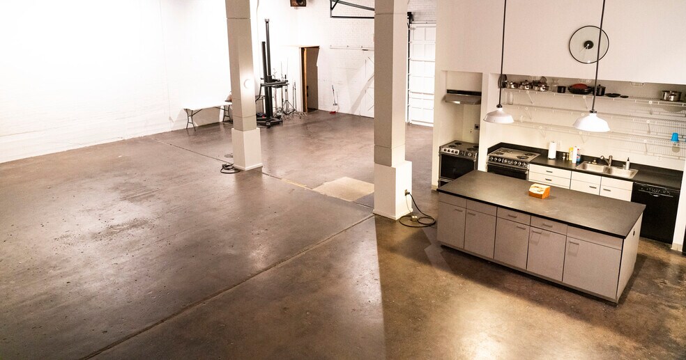 More Photos Of 2917 Canton St, Dallas Flex For Lease