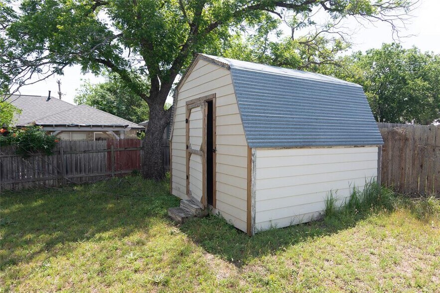 More Photos Of 603 W Main St, Johnson City Office For Sale