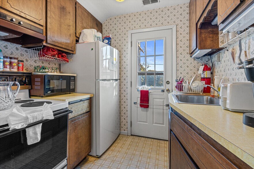 More Photos Of 2281 Swan Blvd, Milwaukee Office For Sale