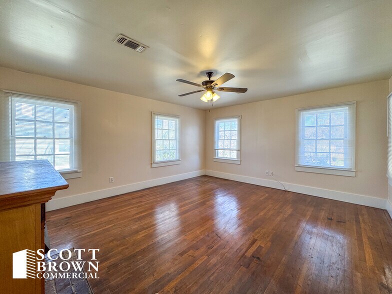 More Photos Of 821 N Locust St, Denton Office For Lease