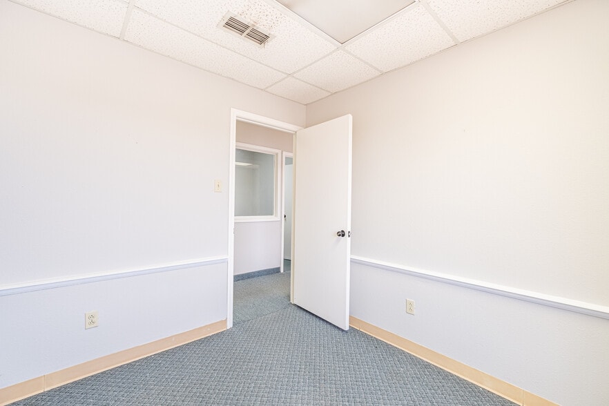 More Photos Of 4718 S Loop 289, Lubbock Office Residential For Lease