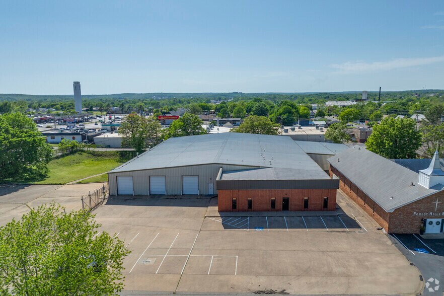 More Photos Of 710 S Adams St, Sapulpa Distribution For Sale