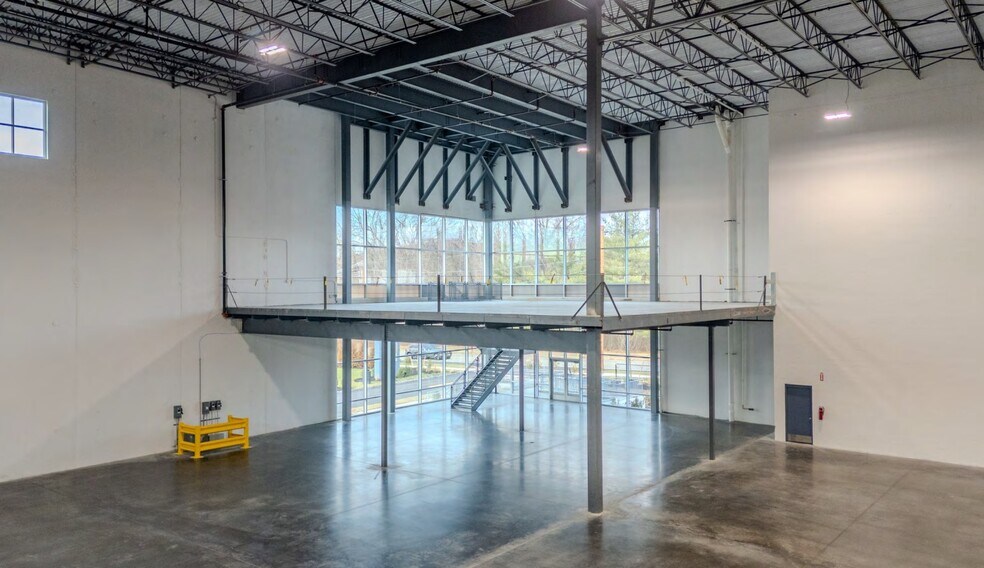 More Photos Of 125 Pompton Plains Xrd, Wayne Warehouse For Lease