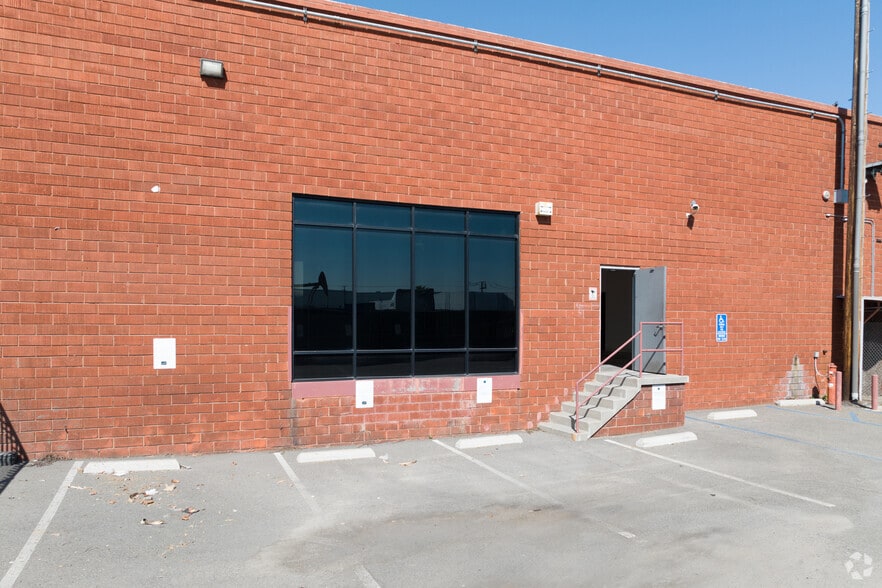 More Photos Of 151-153 W Rosecrans Ave, Gardena Warehouse For Lease