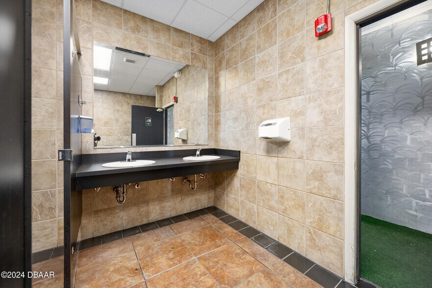 More Photos Of 546 Seabreeze Blvd, Daytona Beach Bar For Lease