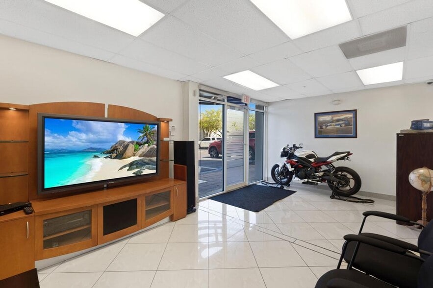 More Photos Of 7866 NW 46th St, Doral Distribution For Lease