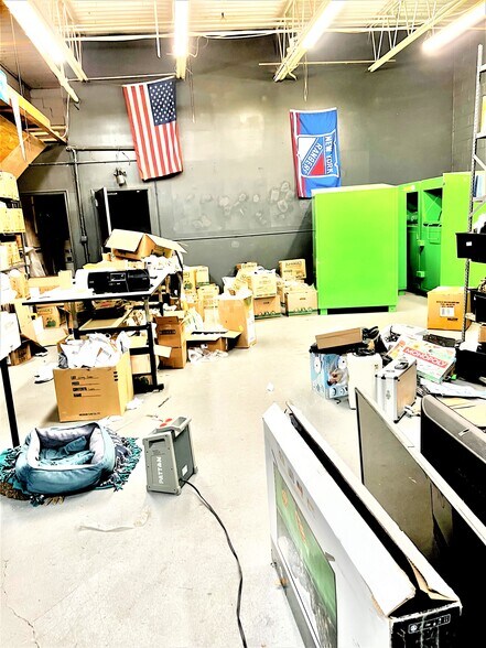 More Photos Of 108 Brook Ave, Deer Park Warehouse For Lease