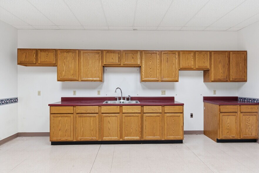 More Photos Of 718 N Martin St, East Prairie Office For Sale