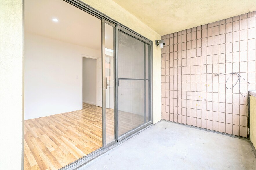 More Photos Of 823 Webster St, Oakland Storefront Retail Residential For Sale