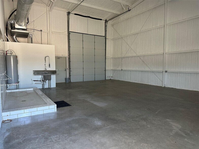 More Photos Of 2105 FM 920, Weatherford Warehouse For Lease