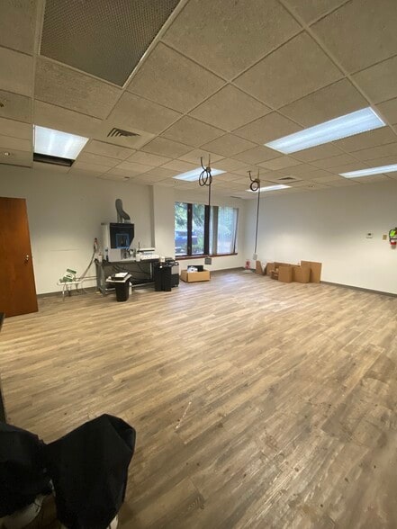 More Photos Of 38227 Western Pky, Willoughby Flex For Sale