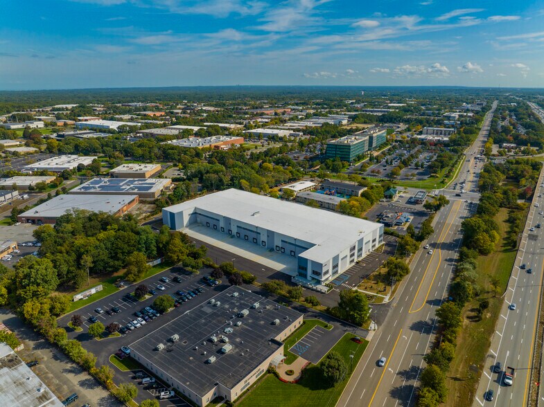 More Photos Of 60 Motor Pky, Commack Warehouse For Lease