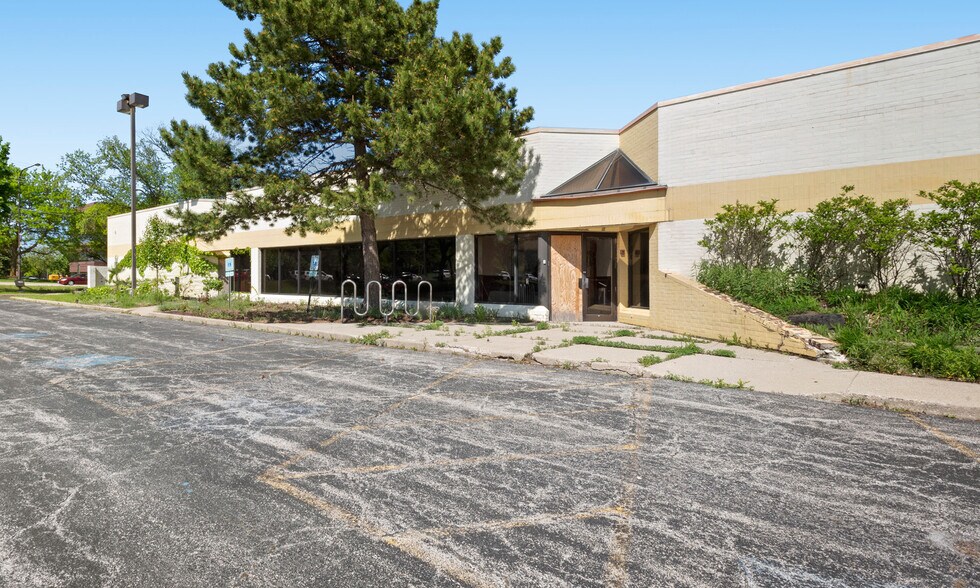 More Photos Of 30 W Phillip Rd, Vernon Hills Freestanding For Sale