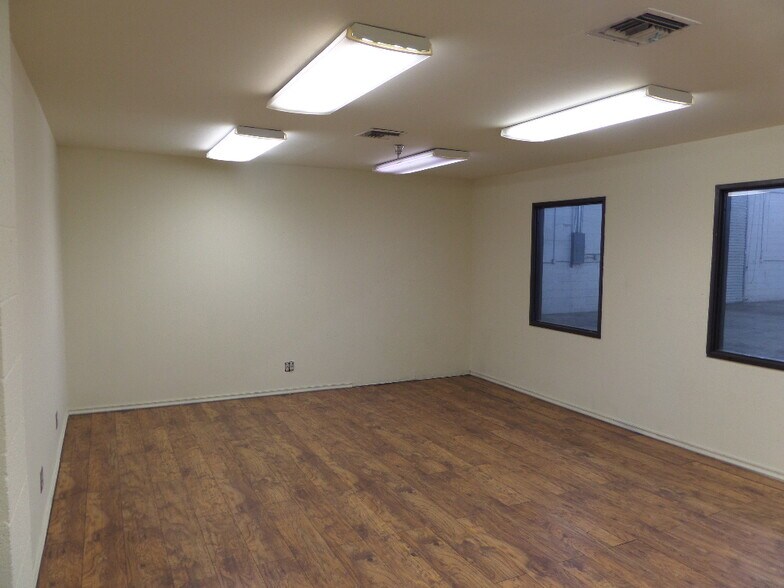 More Photos Of 2602 W Holly St, Phoenix Warehouse For Lease