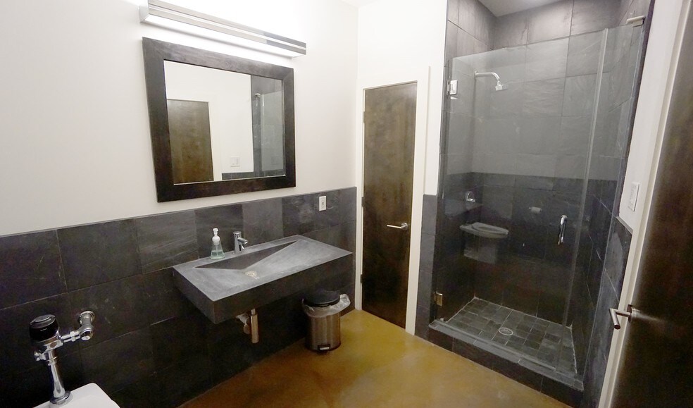 More Photos Of 106 Bagdad Ave W, Round Rock Office For Sale