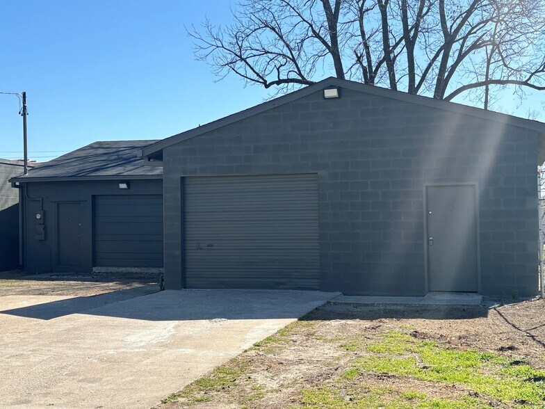 Primary Photo Of 2702 Manor Way, Dallas Flex For Lease