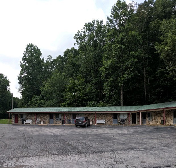 Primary Photo Of 699 Centerville Hwy, Hohenwald Hotel For Sale