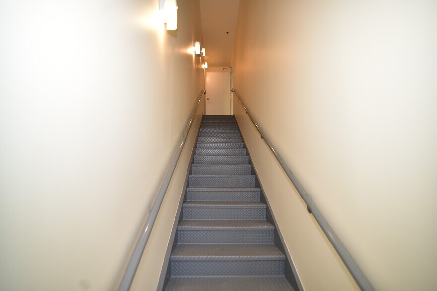 More Photos Of 70 Industrial Park Dr, Waldorf Warehouse For Lease