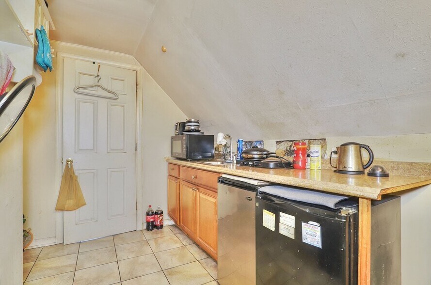 More Photos Of 71 Honiss St, Belleville Apartments For Sale
