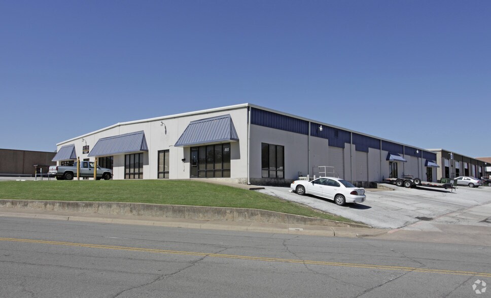 More Photos Of 805 Secretary Dr, Arlington Warehouse For Lease