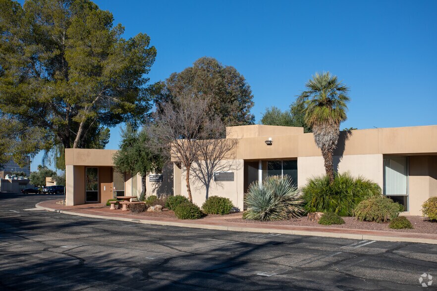 More Photos Of 310 N Wilmot Rd, Tucson Unknown For Lease