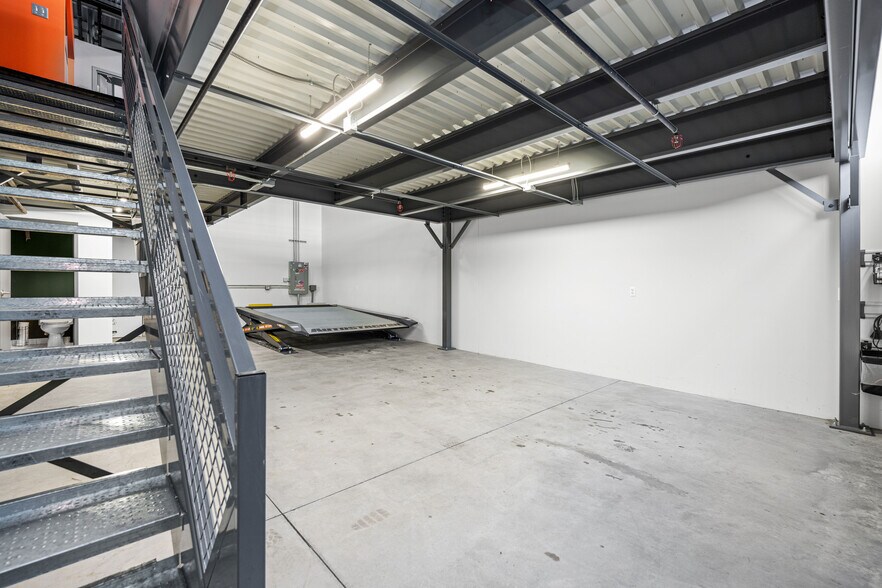 More Photos Of 123 Pit Ln, Pontiac Parking Garage For Sale