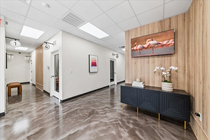 More Photos Of 566 Barton Blvd, Rockledge General Retail For Lease