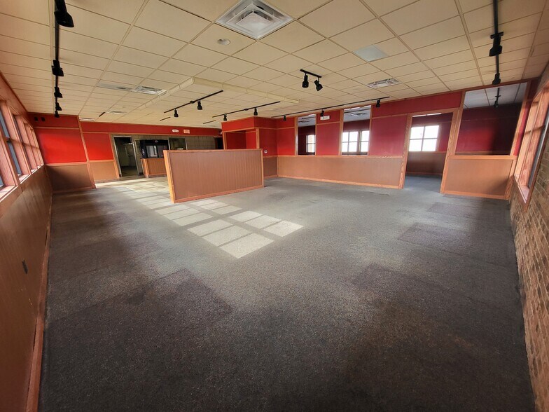More Photos Of 648 S Neosho Blvd, Neosho Restaurant For Lease