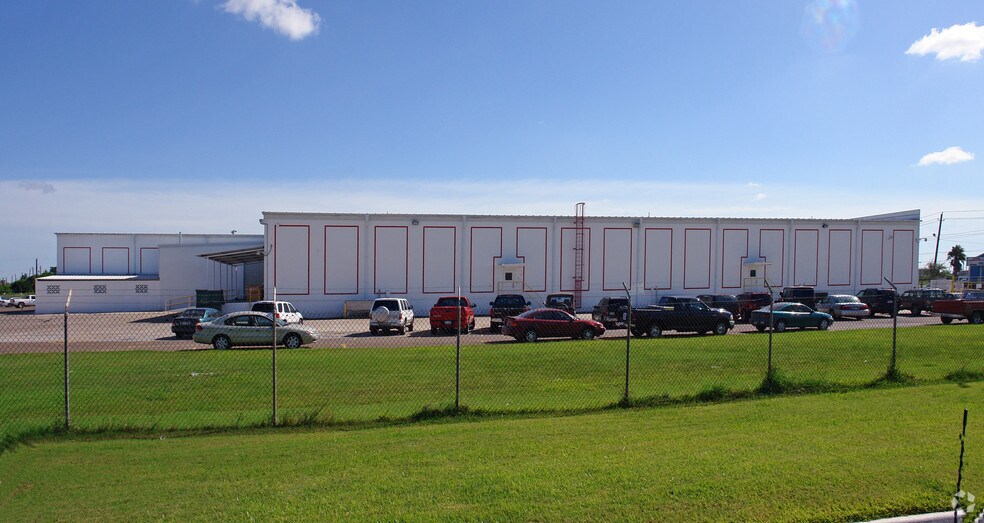 More Photos Of 3734 International Blvd, Brownsville Distribution For Lease