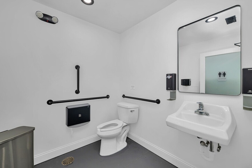 More Photos Of 116-118 S Water St, Wilmington Storefront Retail Office For Lease