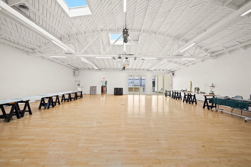 More Photos Of 1329 E 3rd St, Los Angeles Showroom For Lease