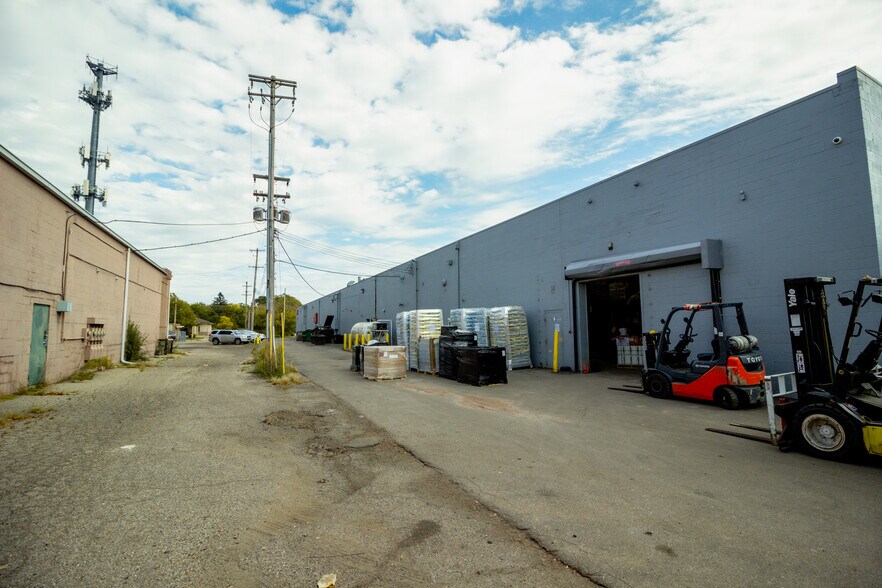 More Photos Of 5002 W Saginaw Hwy, Lansing Storefront For Sale