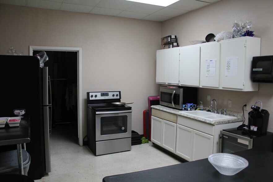 More Photos Of 2725 Wilson Rd, Humble General Retail For Lease