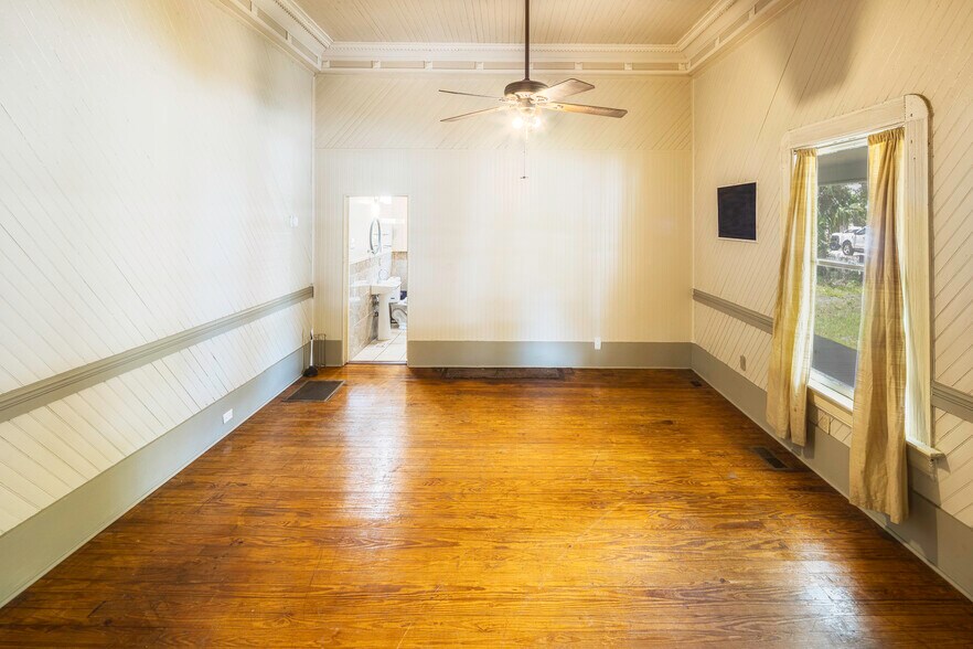More Photos Of 290 E King Ave, Kingsland Office For Sale