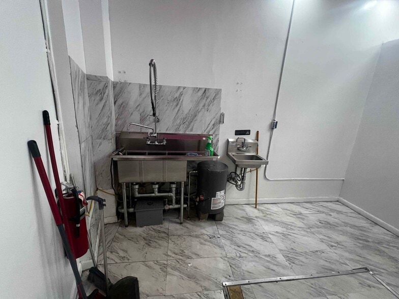 More Photos Of 4216 Greenpoint Ave, Sunnyside General Retail For Lease