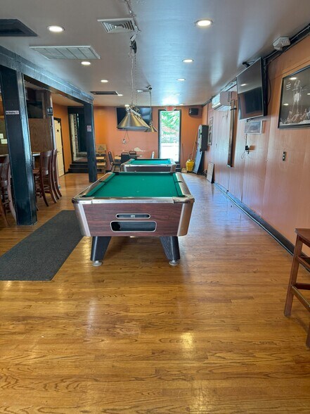 More Photos Of 73 Ferry St, Middletown Bar For Sale