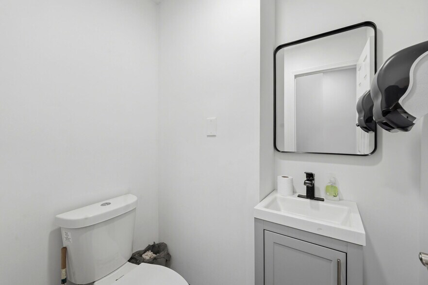 More Photos Of 3596 N Milwaukee Ave, Chicago Storefront Retail Office For Sale