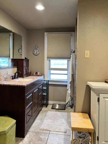 More Photos Of 306 N Austin St, Comanche Office For Sale