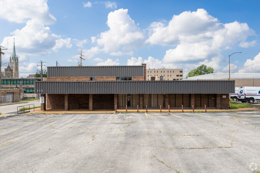 More Photos Of 111 W Lincoln St, Belleville Office For Sale
