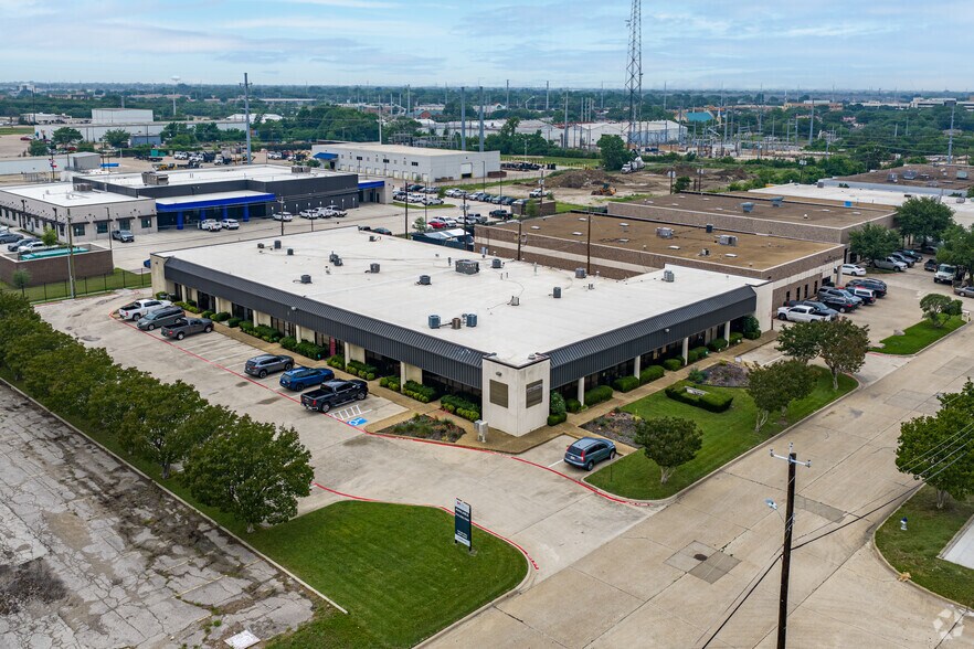 More Photos Of 325 Gold St, Garland Warehouse For Lease