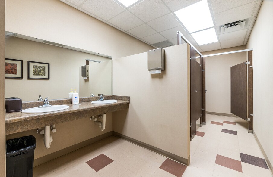 More Photos Of 208 E Houston St, Beeville Office For Sale