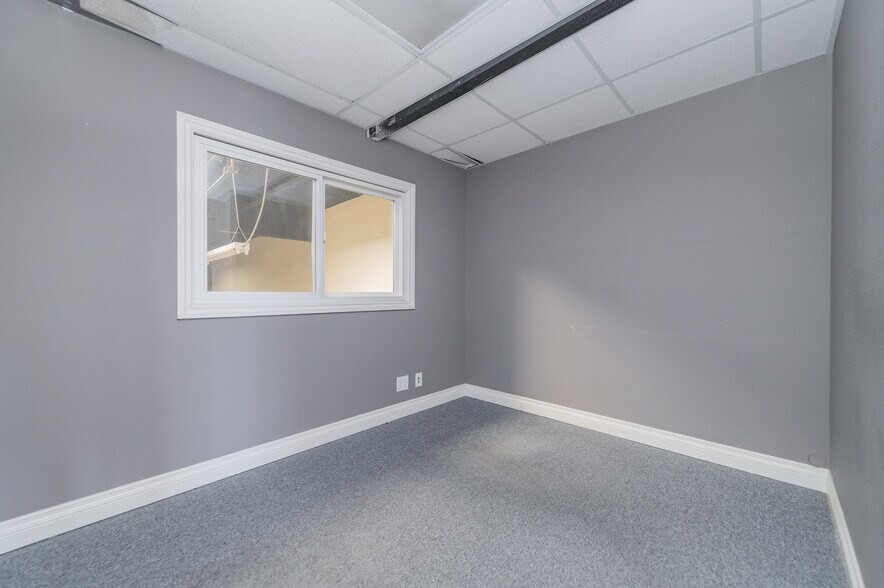 More Photos Of 711 W 17th St, Costa Mesa Light Manufacturing For Lease
