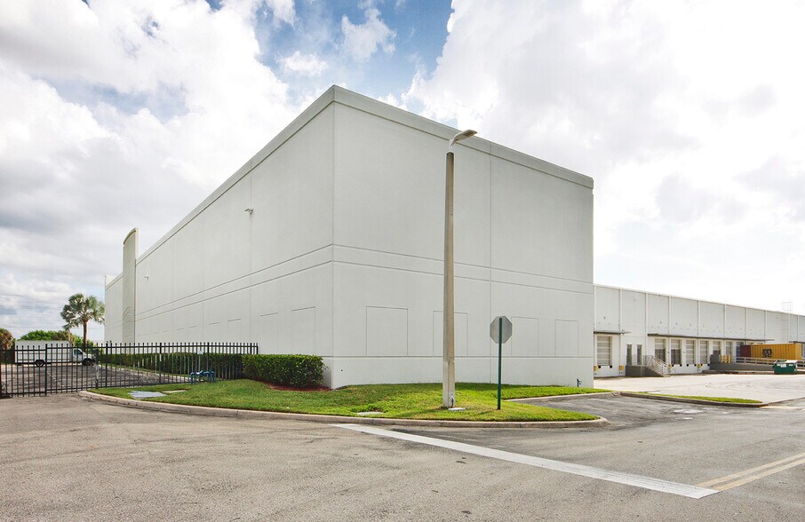 More Photos Of 3860-3890 Pembroke Rd, Hollywood Warehouse For Lease