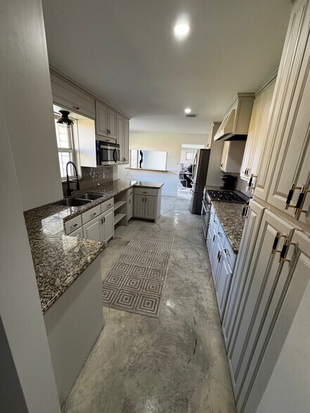 More Photos Of 4738 W. Alabama, Houston Loft Creative Space For Lease