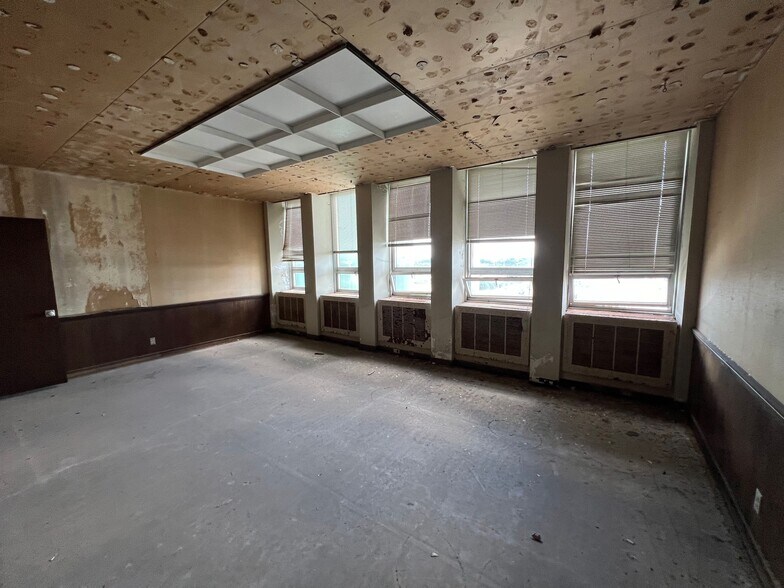 More Photos Of 100 N Main St, Corsicana Office Residential For Sale
