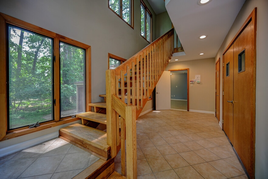 More Photos Of 270 Route 9 N, Manalapan Township Office For Lease