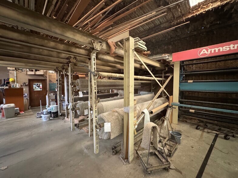 More Photos Of 1900 Crockett Rd, Palestine Storefront For Sale