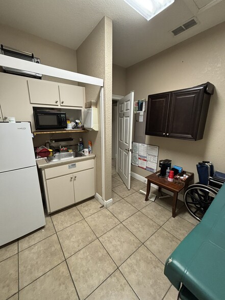 More Photos Of 7005-7011 Nightwalker Rd, Brooksville Medical For Lease